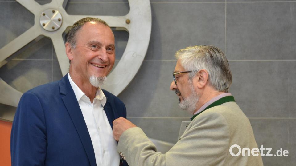 Mit seinem Abschied aus dem aktiven Berufsleben erhält Raiffeisenbank-Vorstandsvorsitzender Karl Völkl (links) von Regionalbetreuer Franz Penker (rechts) die höchste Auszeichnung des Genossenschaftsverbandes Bayern: die Goldene Ehrennadel. Bild: dob