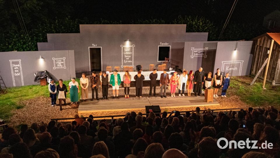 Am Ende des Premierenabends gibt es Stehapplaus für das Ensemble. Bild: Susanne Forster