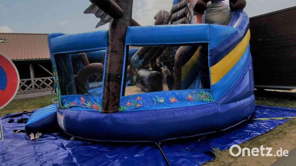 Aiderbichl denk bei der Segensfeier mit Hüpf- und Kletterburg auch an die Kinder. Bild: gz