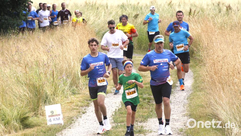 Raus aus dem Stadion und querfeldein Richtung Steinberger Straße: Am Haupt- und Firmenlauf beteiligten sich 150 Starter. Bild: Hirsch