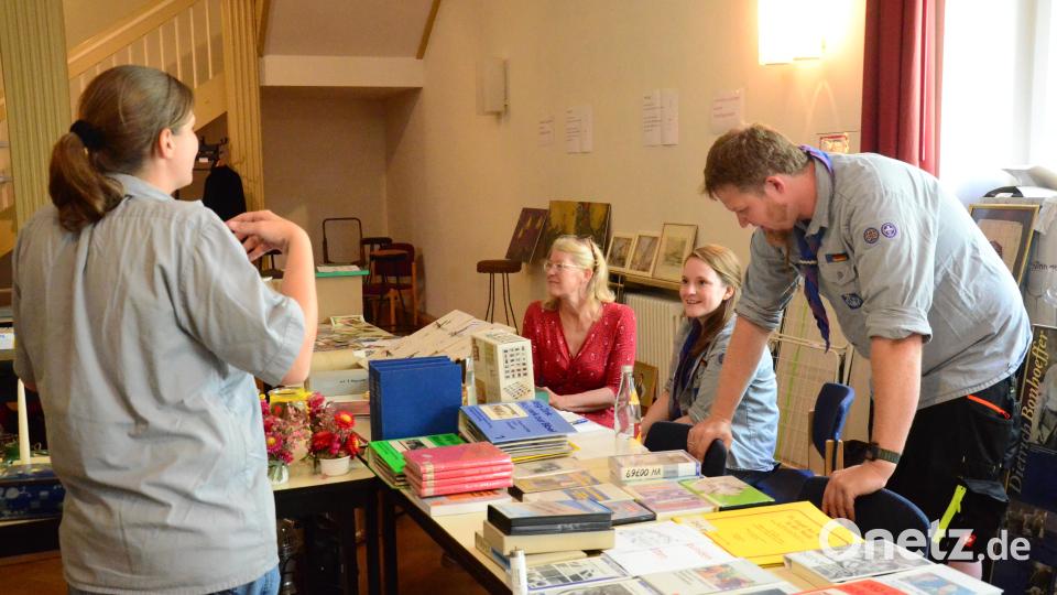 Die Pfadfinder verkaufen ebenfalls Inventar aus dem Vereinshaus. Bild: Kunz