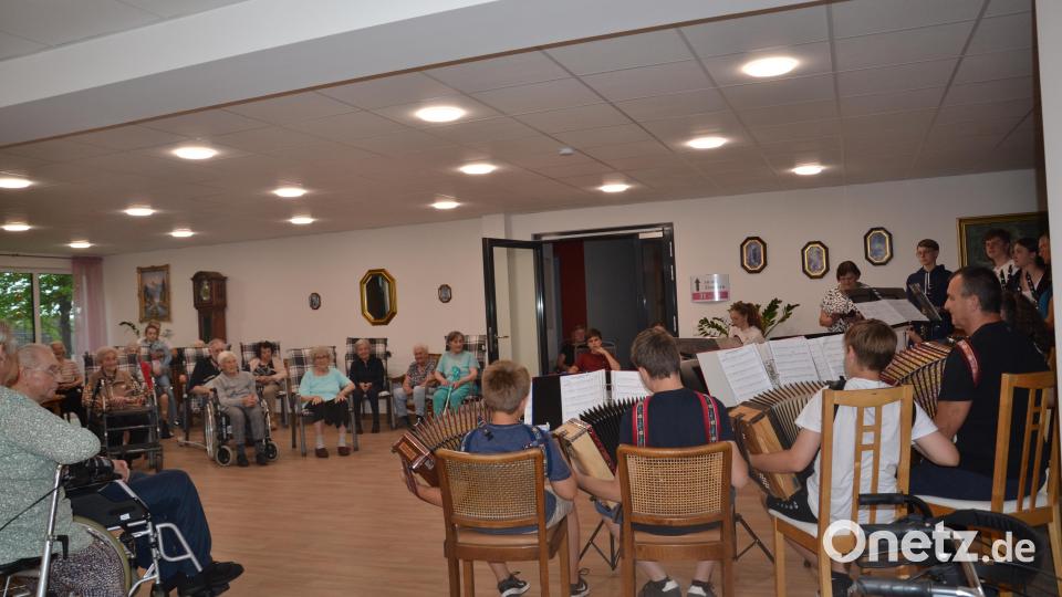 Ein kleines Konzert bot die Musikschule Moosbach den Frauen und Männern in der Wohnanlage und Tagespflege „Wohnen an der Wieskirche“ in Moosbach. Bild: gi