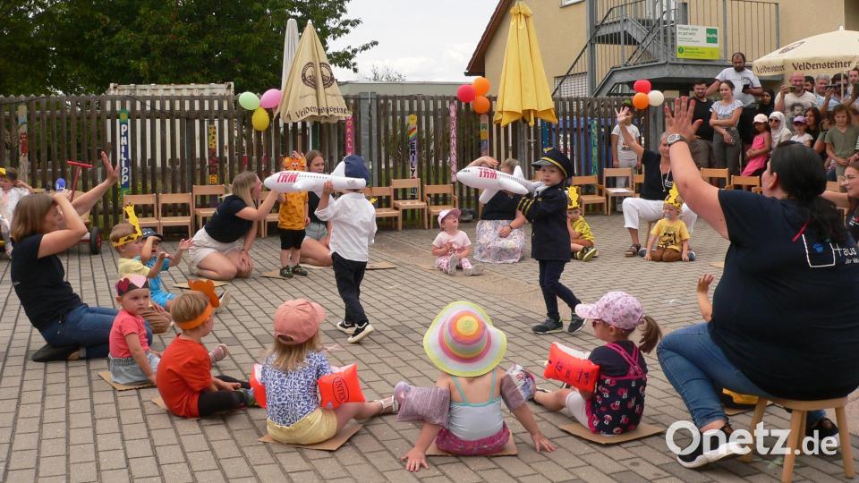 Mit tollen Aufführungen präsentieren sich die Buben und Mädchen beim Tag der offenen Tür im &quot;Haus der kleinen Hände&quot; in Oberwildenau. Bild: mh