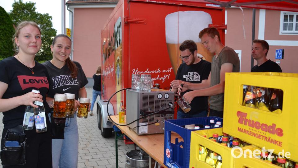 Die jungen Damen und die jungen Mitglieder des Pfarrgemeinderates versorgten die Besucher mit Getränken. Bild: gi