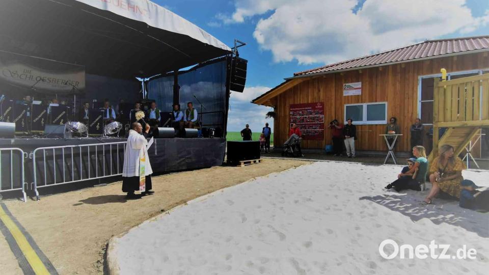 Pfarrvikar Basil segnet das neue Taubenhaus. Bild: gz
