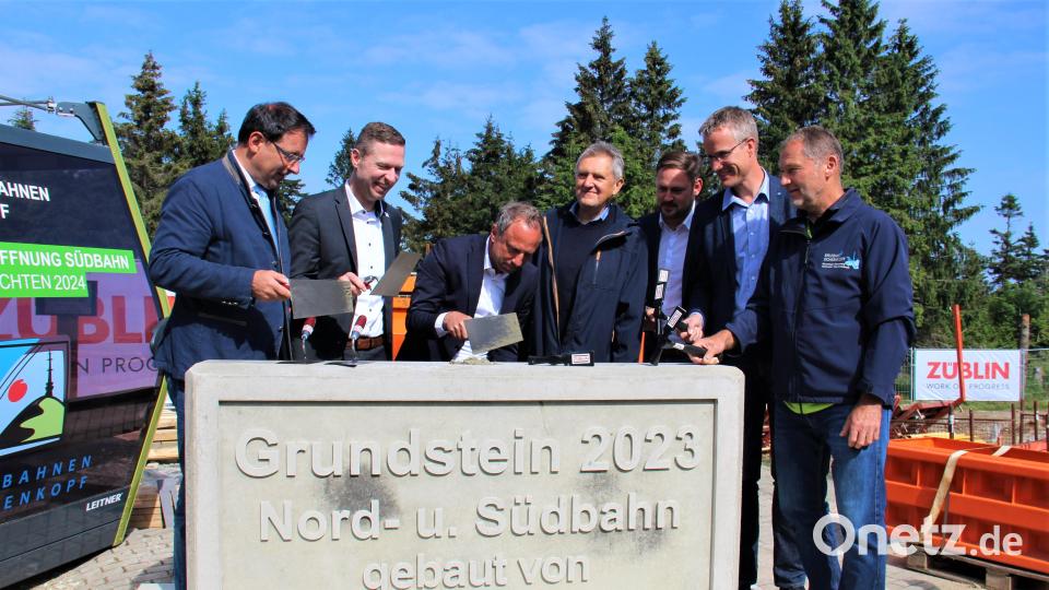 Landtagsabgeordneter Martin Schöffel, Landrat Florian Wiedemann, Staatsminister Thorsten Glauber, Altlandrat Hermann Hübner sowie die Bürgermeister Sebastian Voit (Fichtelberg), Michael Schreier (Bischofsgrün) und Axel Herrmann (Warmensteinach) (von links) präsentieren sich bei der Grundsteinlegung auf dem Ochsenkopf bestens gelaunt. Bild: Landratsamt Bayreuth/exb