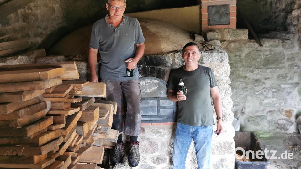Nach der anstrengenden Arbeit in der Backstube freuen sich Alfons Riedl (li.) und Hans-Peter Ottenlinger (re.) über ihr Gewerk. Jetzt kann das Burgfest kommen. Bild: cro