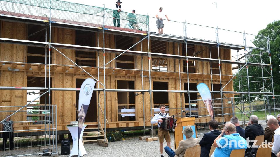 Dieses Holzhaus schließt die Lücke im Vierseithof &quot;Köstlerwenzel&quot;. Hier entsteht ein museumspädagogischer Lernort. Bild: Hirsch
