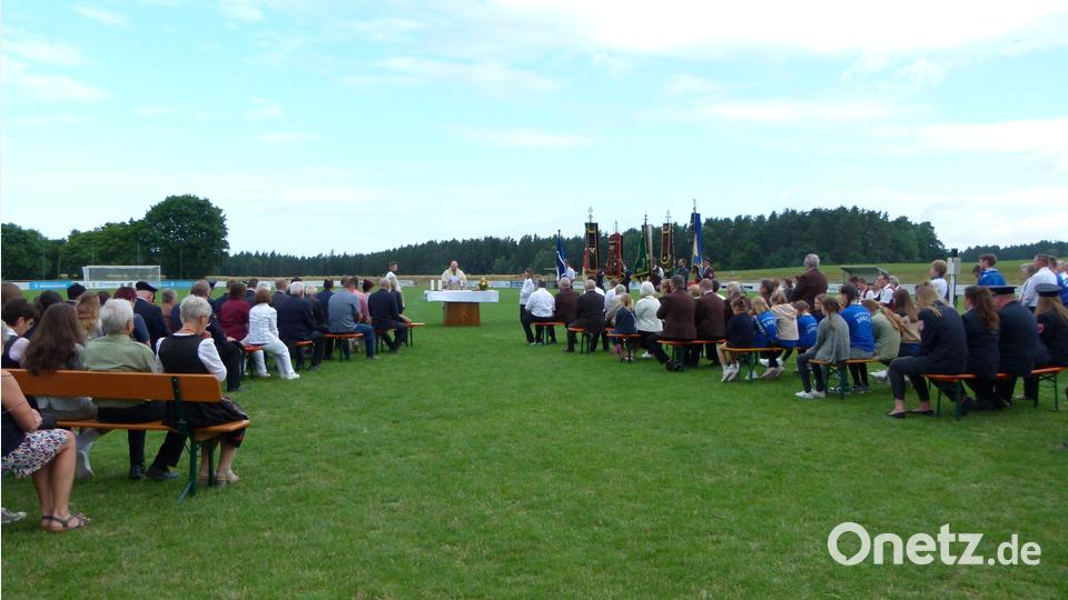 Den Festgottesdienst für die verstorbenen Vereinsmitglieder am Sportplatz zelebrierte Pfarrer Hans Spitzhirn. Bild: slh