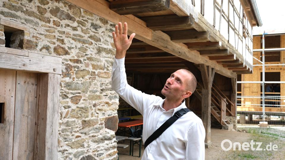 Architekt Max Zitzelsberger bewundert die Handwerkskunst, mit der die Nebengebäude des Vierseithofes im Freilandmuseum Neusath wieder hochgezogen wurden. Bild: Hirsch