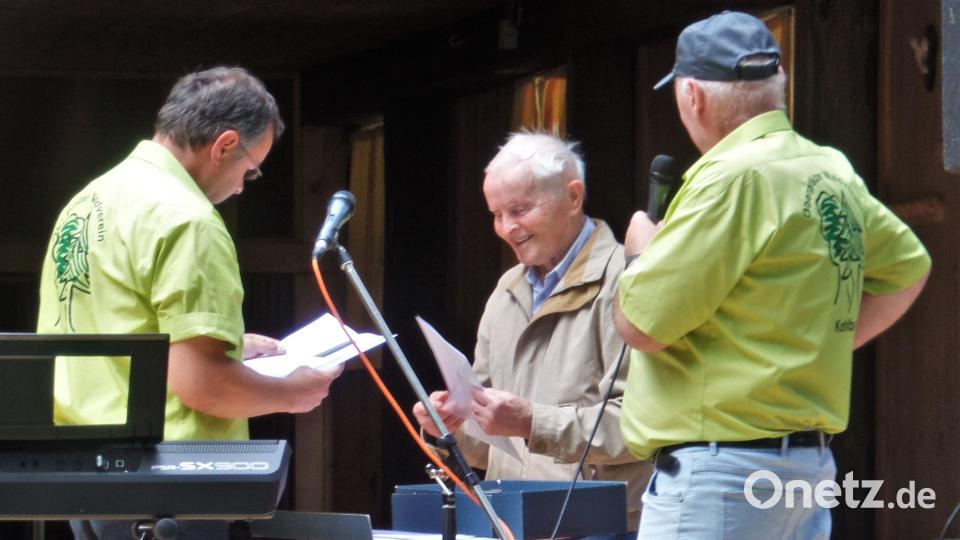 Friedrich Fischer wird von den Vorständen Peter Wirth (rechts) und Markus Müller für 50 Jahre Treue zum OWV Kohlberg geehrt. Bild: jml