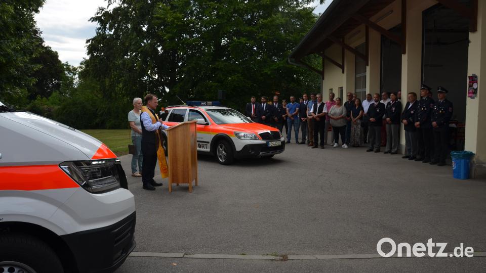 Im Beisein einiger Ehrengäste erteilte Dekan Alexander Hösl zusammen mit der Vertrauensfrau des evangelischen Kirchenvorstands den beiden BRK-Einsatzfahrzeugen den kirchlichen Segen. Bild: dob