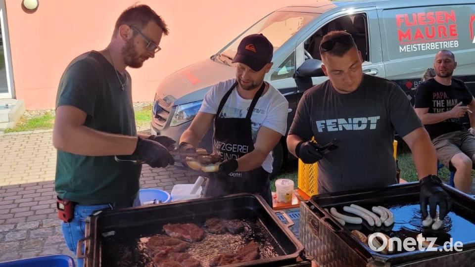An der Grillstation haben die Männer alle Hände voll zu tun Bild: Tobias Maure/exb