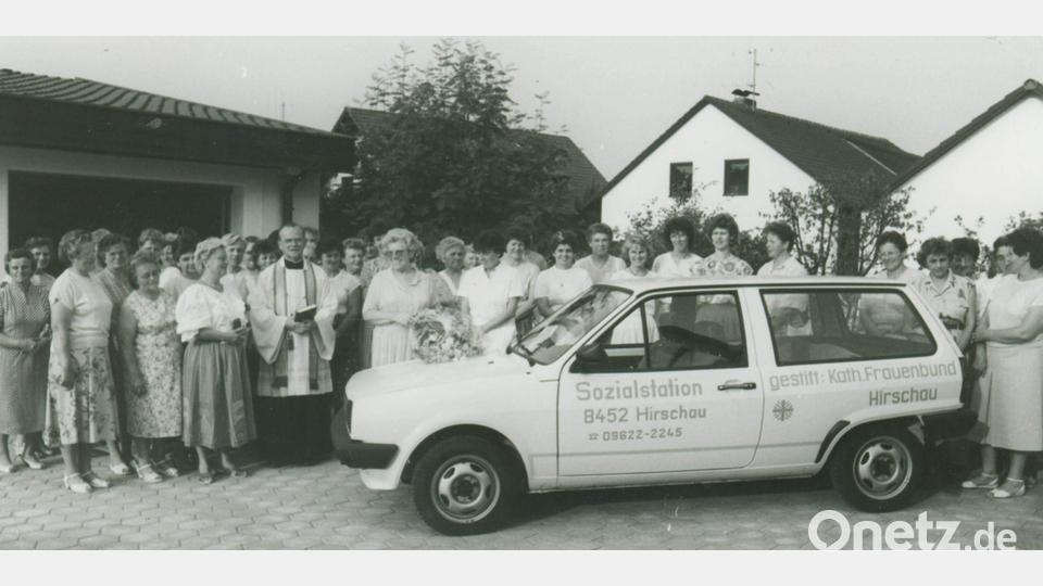 1988 stiftete der Hirschauer Frauenbund der Caritas-Sozialstation das erste von insgesamt zwölf Autos, sieben davon während der Amtszeit von Rosa Stoll. Im Bild in der vorderen Reihe Rosa Stoll (Dritte von links), Stadtpfarrer Edwin Völkl (Vierter von links) und Betty Bösl (Fünfte von links). Bild: Archiv Schulz