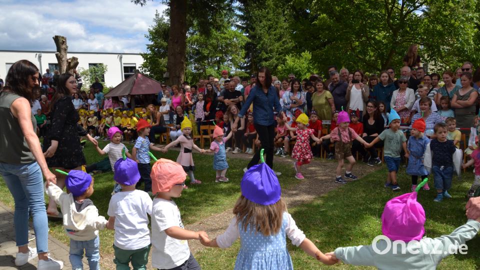 Den Auftakt der Vorführung machen die Jüngsten, die Blumenkinder. Bild: gi