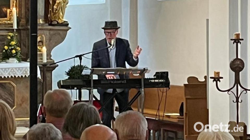 Der deutsche Liedermacher Siegfried Fietz begeistert die Besucher in der Flossenbürger Kirche mit einfühlsamen Liedern. Bild: Michael Jung/exb