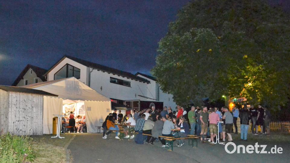 Vor dem Festzelt in Engleshof herrschte reges &quot;Kirwatreiben&quot; bis spät in die Nacht. Bild: kki