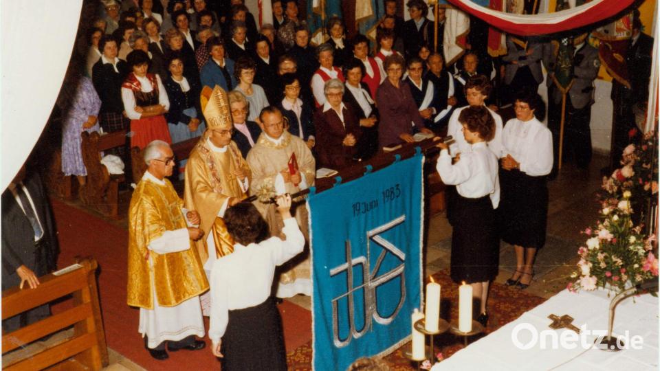 Das Pontifikalamt anlässlich des 20-jährigen Jubiläums zelebrierte Bischof Antonio Eduardo Bösl. Rechts neben ihm: Stadtpfarrer Edwin Völkl. Der Bischof weihte die neue Vereinsfahne. Bild: Archiv Schulz