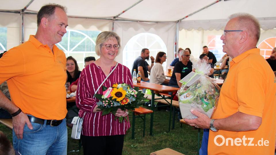 Ein Dankeschön für eine besondere ehrenamtliche Tätigkeit: Vorsitzender Josef Barth (rechts) überreichte an Claudia und Manfred Meierhöfer kleine Präsente für den Zusammenbau der neuen Sitzmöglichkeit am Spielplatz. Bild: lst/exb