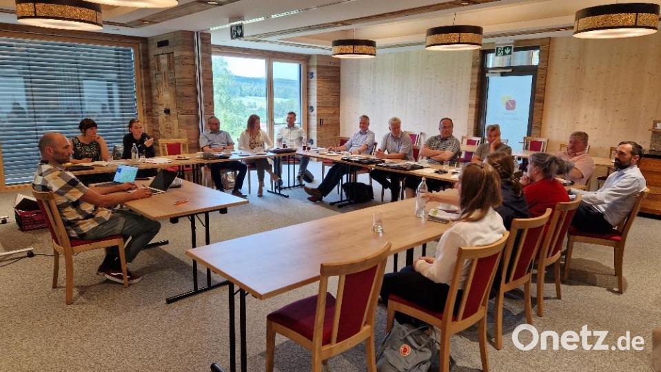 In einer Arbeitssitzung der &quot;Elf Freunde&quot; im Landhotel &quot;Goldenes Kreuz&quot; in Saubersrieth werden neue Ideen entwickelt, um die Mountainbike-Region zu forcieren. Bild: dob