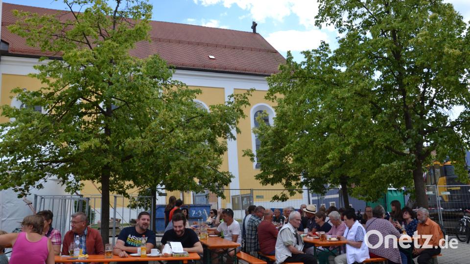 Auch im Freien lässt es sich beim Pfarrfest gut sitzen. Bild: gi