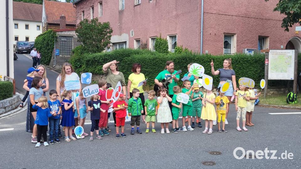 Den Auftritt des Kindergartens St. Johannes begleitete Diakon Bernd Deyerl an der Gitarre. Bild: Feuerwehr Eschenfelden/exb