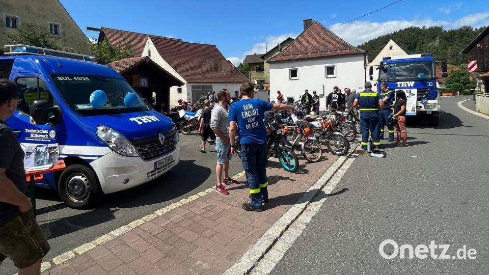 Zwischen die Fahrzeuge des Technischen Hilfswerks aus Sulzbach-Rosenberg mischten sich beim Dorffest in Eschenfelden die Teilnehmenden des Mokick-Treffens, Bild: Feuerwehr Eschenfelden/exb