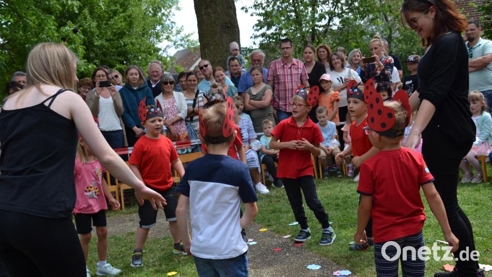 Auch Mili, der Marienkäfer, ist mit seinen Freunden unterwegs wie die Wackelzähne zeigen. Bild: gi