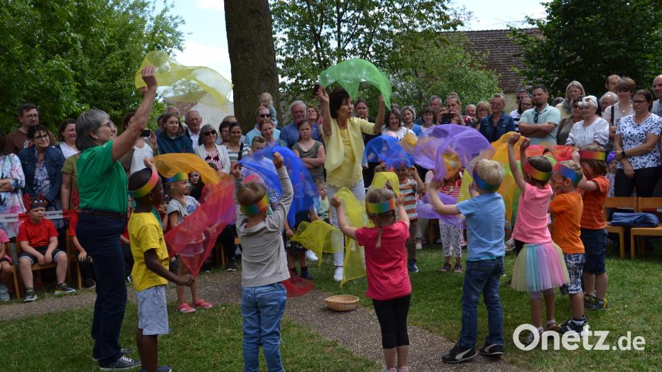 Die Bärenkinder lassen die bunten Farben auf der Wiese im Winde tanzen von der die Raupe Flups träumt. Bild: gi
