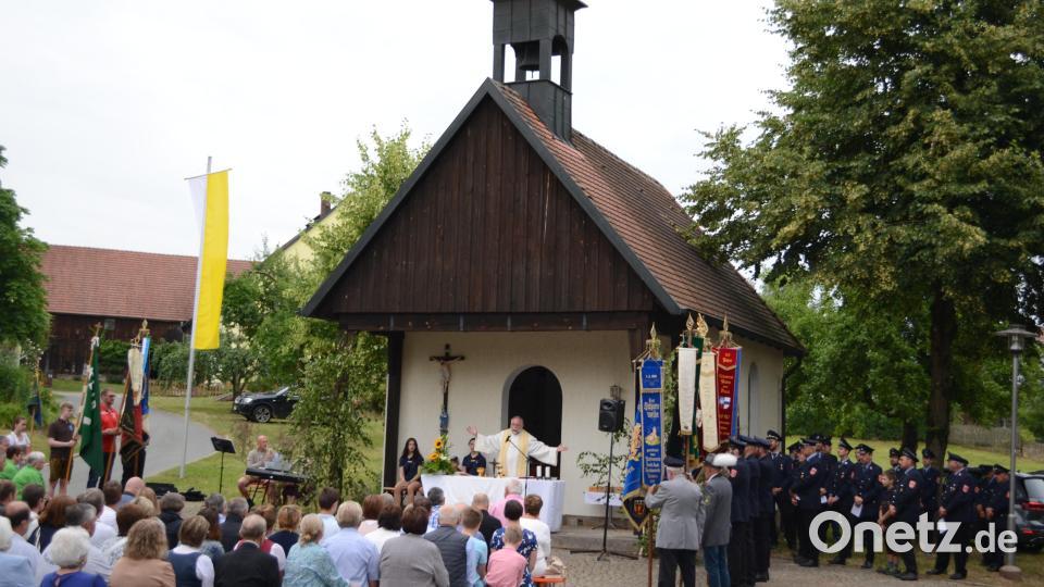 Die Weihe der Kapelle St. Wolfgang in Engleshof wird alljährlich mit einem Gottesdienst gefeiert, den auch heuer wieder Pfarrer Alfons Forster zelebrierte. Bild: kki
