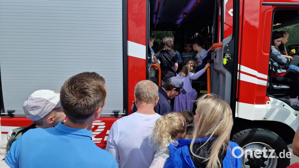 Bitte einsteigen und eine Fahrt mit dem Feuerwehrauto genießen. Bild: R. Kreuzer