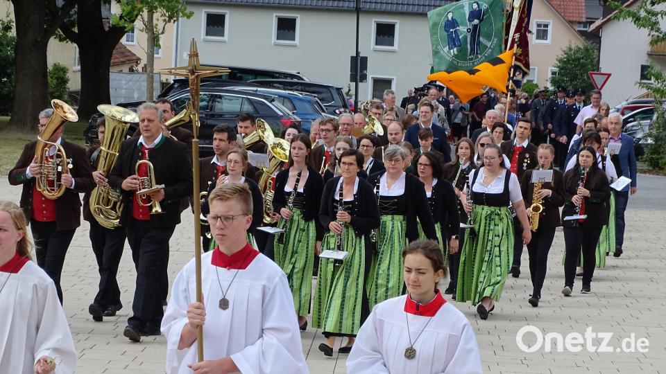 Ein seltenes Ereignis für Dürnsricht: Durch das Dorf und dann hinauf bis zu den Toren des Gotteshauses führte ein festlicher Zug zum 60. Weihetag der Kirche St. Albertus Magnus. Bild: Houschka
