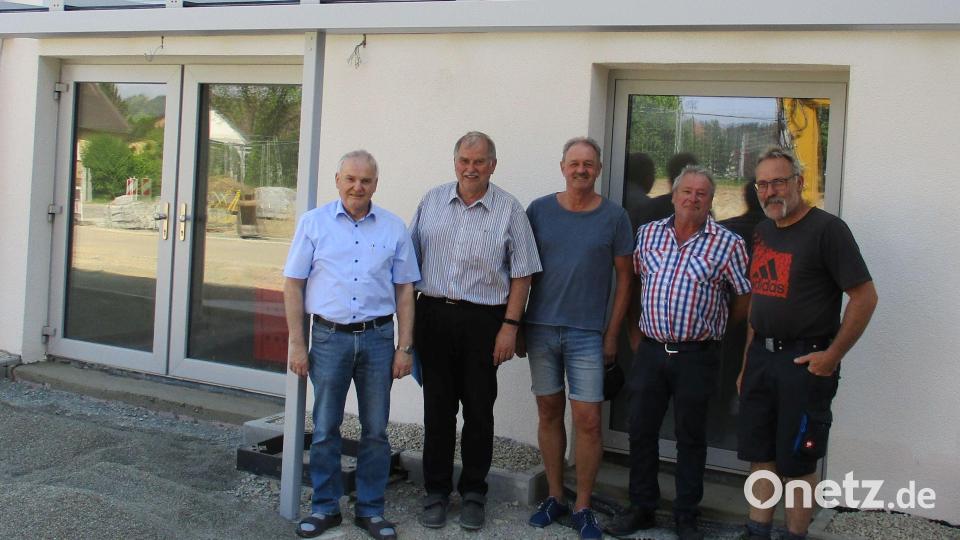 Mitglieder des Bau-Ausschusses bei der Besichtigung der Außenanlagen des Bürgerhauses. Bild: Gemeinde Kulmain/exb