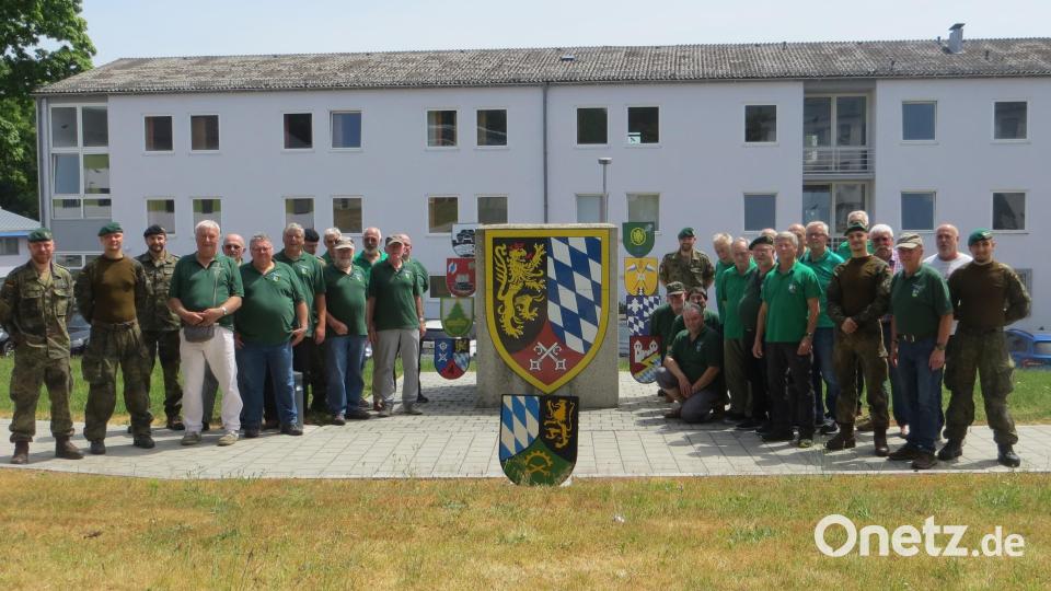 Die Mitglieder der Traditionskameradschaft mit Panzergrenadieren beim Truppenbesuch in der Nordgaukaserne in Cham. Bild: Ludwig Dirscherl