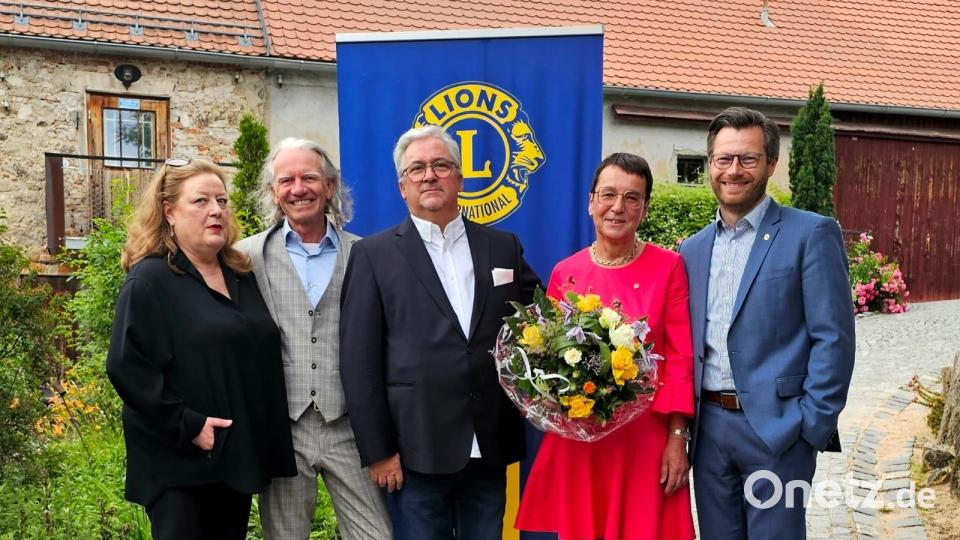 Andrea Schubert, Hubert Schober, Leslaw Ostaszewski, Petra Helgert und Christoph Emanuel Skutella (von links) beim Führungswechsel auf dem Schafferhof. Bild: Max Rauch/exb