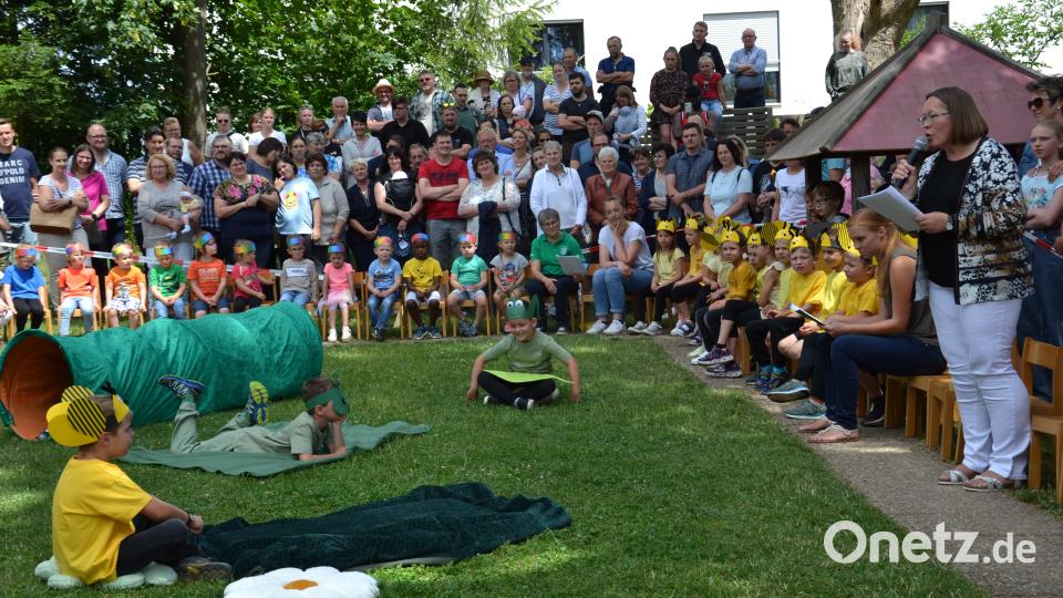 Die Geschichte von der kleinen Raupe Flups wird beim Sommerfest auf der Wiese aufgeführt. Erzählerin ist Erzieherin und Sprecherin Gaby Hagn. Bild: gi