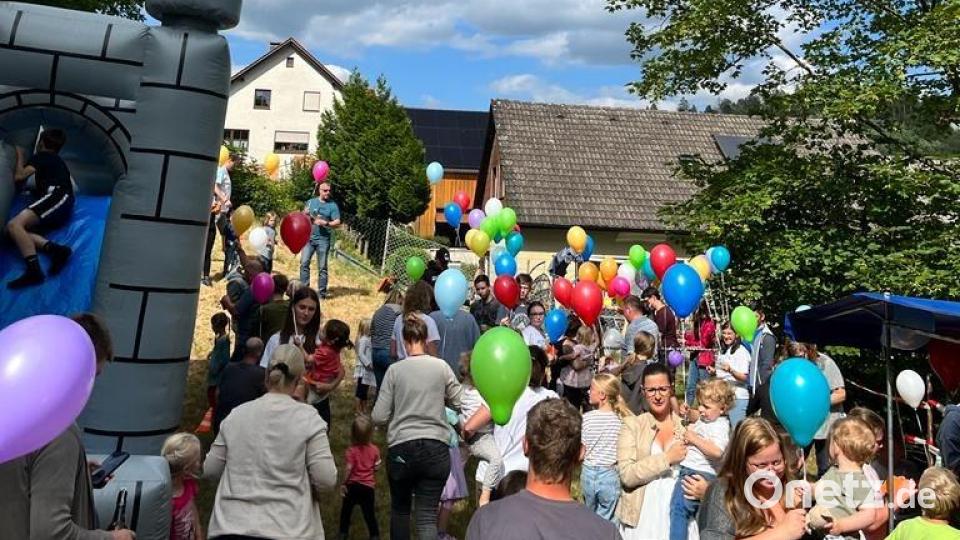 Ein Luftballon-Wettfliegen rundet den Familiennachmittag beim Evangelischen Jugendheimverein ab.. Bild: Michael Jung/exb