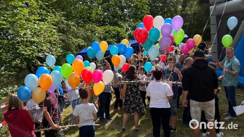 Ein Luftballon-Wettfliegen rundet den Familiennachmittag beim Evangelischen Jugendheimverein ab.. Bild: Michael Jung/exb