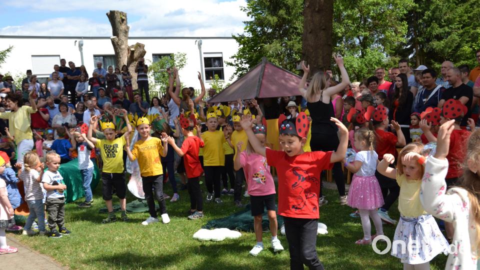 Gemeinsam wird am Ende der Kindergarten-Vorstellung getanzt. Bild: gi
