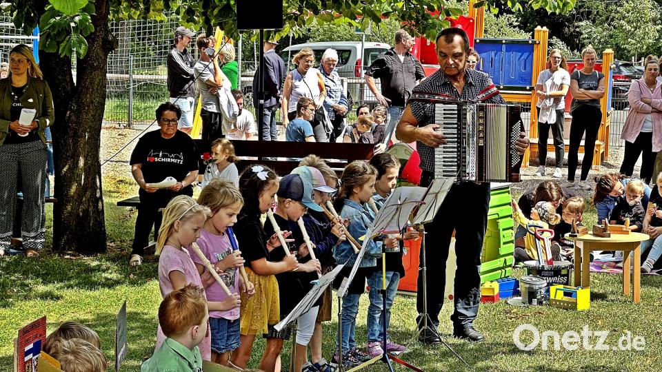 Die Liedvorträge mit Wolfgang Ziegler am Akkordeon und seiner Flötengruppe der musikalischen Früherziehung begeistern die Zuhörer. Bild: R. Kreuzer
