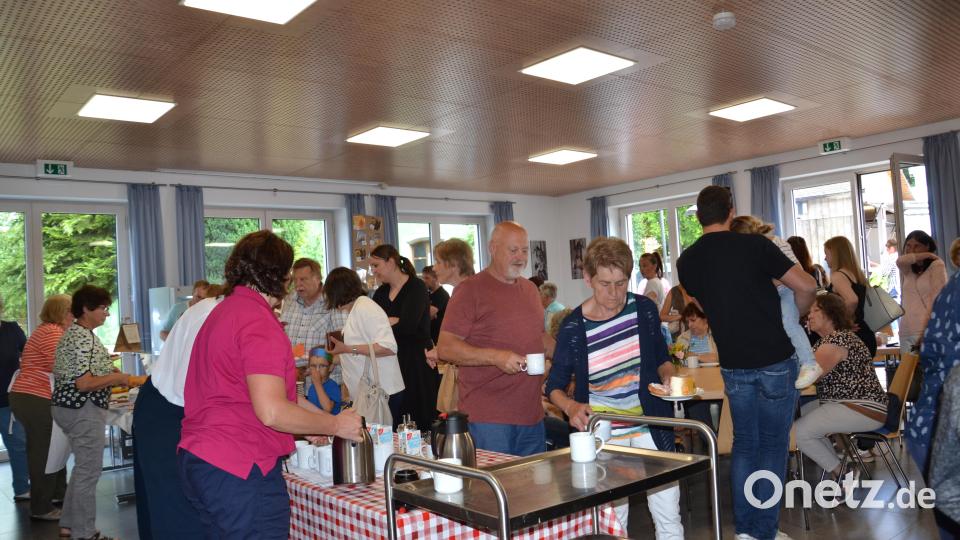Alle Hände voll zu tun haben die Frauen des Frauenbundes in der Kaffeestube im Pfarrheim. Bild: gi