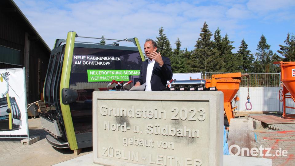 Staatsminister Thorsten Glauber spricht über die Wichtigkeit der neuen Ochsenkopf-Seilbahnen für die gesamte Region. Bild: Landratsamt Bayreuth/exb