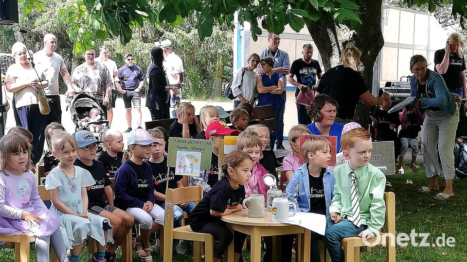 Die Stammtischgruppe der Kinder mit Architekt Luis, Bürgermeister Toni (von rechts) und (von links) Kindergartenleiterin Emma und Pfarrer Motitz diskutierten die Pläne des neuen Kindergartens. Bild: R. Kreuzer