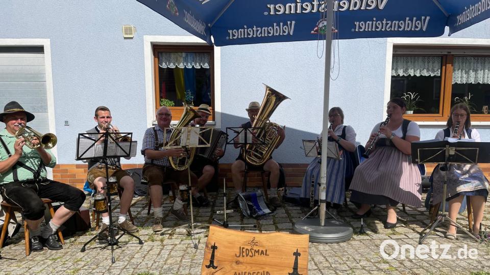 Mit dieser Besetzung musizierte &quot;Jedsmal anerschd&quot; beim Dorffest in Eschenfelden. Bild: Feuerwehr Eschenfelden/exb