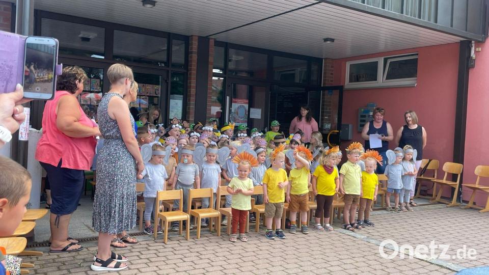 Die Buben und Mädchen zeigen mit dem Kindergarten-Team eine Aufführung. Bild: Sibylle Schwarzmeier/exb