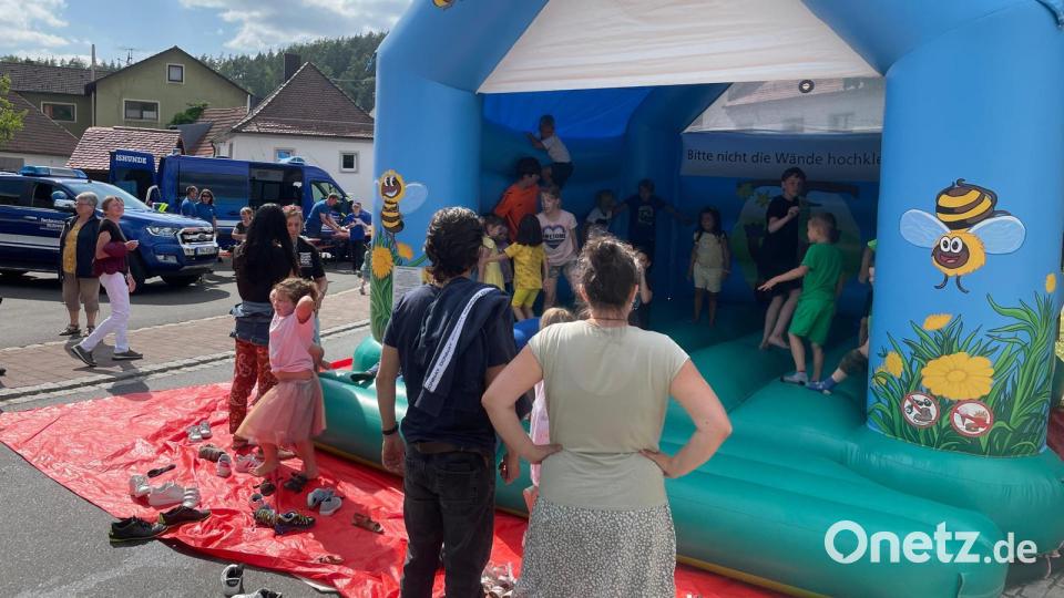 Für die Kinder stand ein Hüpfburg bereit. Bild: Feuerwehr Eschenfelden/exb