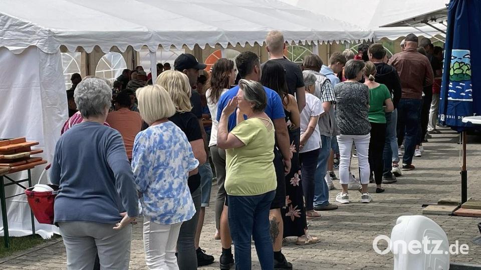 Restlos ausverkauft sind am Mittag binnen einer Stunde die Schmankerlbraten sowie die gebratenen Enten Bild: lst/exb