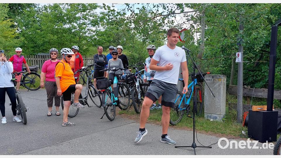 Bastian Fink bereitet die Sportler mit einem Warm-up auf die Anstrengungen vor. Bild: gmü