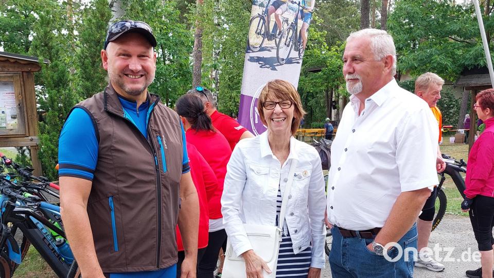 Auch der Manteler Bürgermeister Richard Kammerer (links) bewies Kondition beim Radfahren Bild: gmü