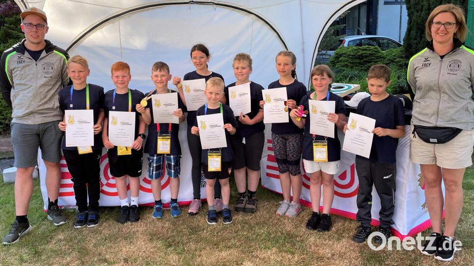 Das Team der Mähringer Lichtgewehrschützen: (von links) Vorsitzender Martin Riedl, Lukas Ruppik (23.Platz U12), Toni Scharnagl (24. Platz U10), Alexander Müller (1. Platz U10), Emma Wagner (7. Platz U12), Anton Müller (9. Platz U8), Jakob Mayer (25. Platz U10), Helena Schmeller (4. Platz U10), Finja Preisinger (11. Platz U10), Nico Meißner (27. Platz U10) und Jugendleiterin Kerstin Kaiser. Bild: Schützenverein Linda Mähring/exb